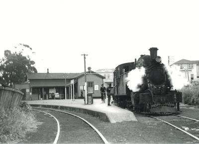 Steam locomotive Ww 644 at Onehunga railway station, 1954