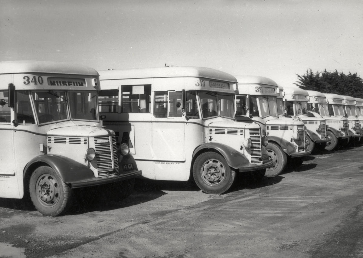 [Auckland Transport Board's Bedford Oseries buses in lineup] Museum of Transport and