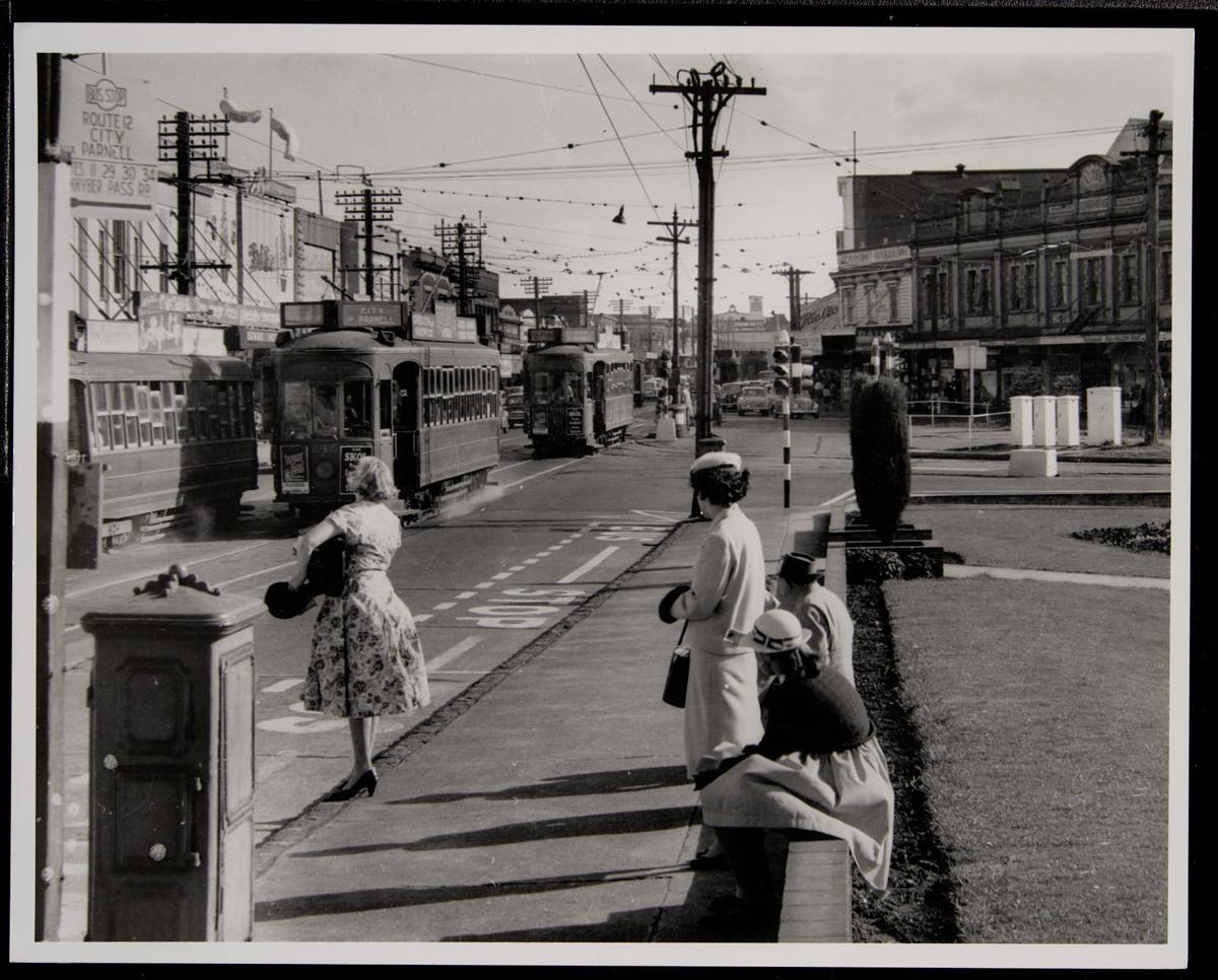 passengers-waiting-at-bus-stop-route-12-city-parnell-for-trams